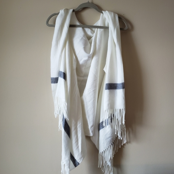 unknow Sweaters - Gray and white poncho with arm slits and tassels